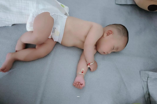 供卵试管代怀生子费用孕妇肚脐周围发青